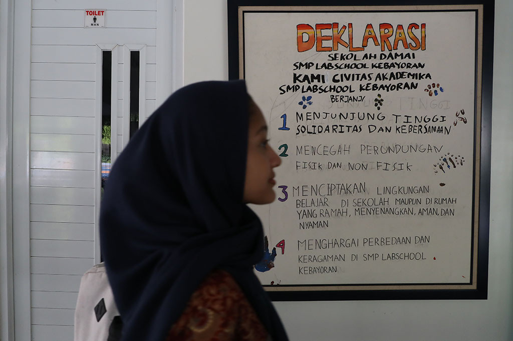 Membangun karakter siswa dimulai dari rumah dengan pendidikan keluarga, sekolah, dan pendidikan di masyarakat. Dengan begitu, perilaku anak-anak juga bagian dari tanggung jawab sekolah dan orang tua.