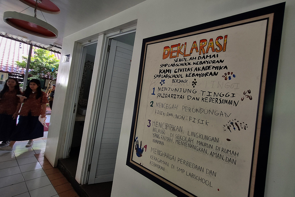 Poster Deklarasi Sekolah Damai dengan salah satu poin janji berisi pencegahan perundungan (bullying) fisik dan non fisik yang ditandatangani pihak sekolah dan perwakilan siswa terpasang di salah satu sekolah di kawasan Kabayoran Baru, Jakarta Selatan, Kamis, 22 Februari 2024. 