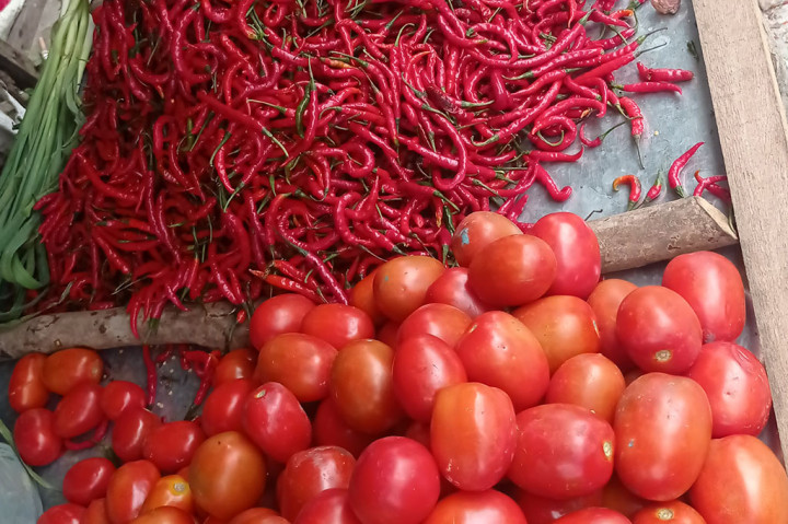 Apalagi untuk bahan pokok jenis cabai merah keriting update hari ini melambung tinggi menjadi Rp80.000 per kilogram padahal kemarin masih Rp58.000 per kilogram, ada kenaikan sebesar Rp22.000 untuk hari ini saja.