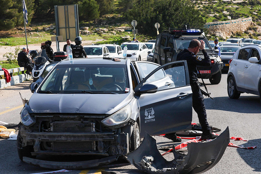 Para penembak telah 'dinetralisir', kata polisi, dan seorang fotografer AFP kemudian melihat mayat mereka di lokasi serangan di jalan raya timur Yerusalem, di mana lima mobil penuh dengan peluru.