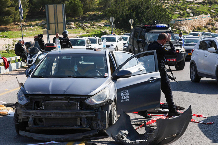 Para penembak telah 'dinetralisir', kata polisi, dan seorang fotografer AFP kemudian melihat mayat mereka di lokasi serangan di jalan raya timur Yerusalem, di mana lima mobil penuh dengan peluru.