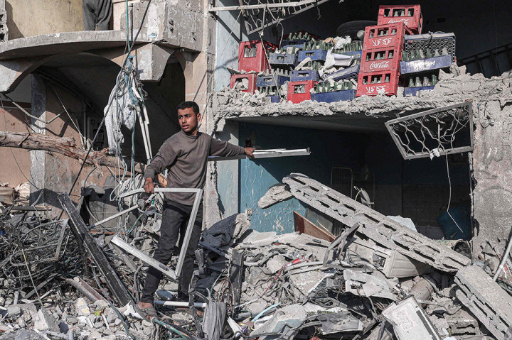 Israel melancarkan serangan udara pada hari Kamis, 22 Februari 2024 di Rafah, Gaza selatan setelah mengancam akan mengirim pasukan melawan militan Hamas, di kota di mana sekitar 1,4 juta warga Palestina mencari perlindungan.