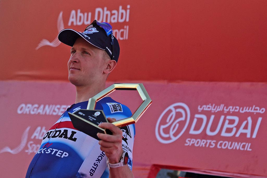 Pembalap Tim UEA Emirates asal Australia, Jay Vine, mempertahankan keunggulan keseluruhan, unggul 11 detik dari rekan senegaranya Ben O'Connor (Decathlon-AG2R La Mondiale), dengan tiga etape tersisa untuk dilombakan.