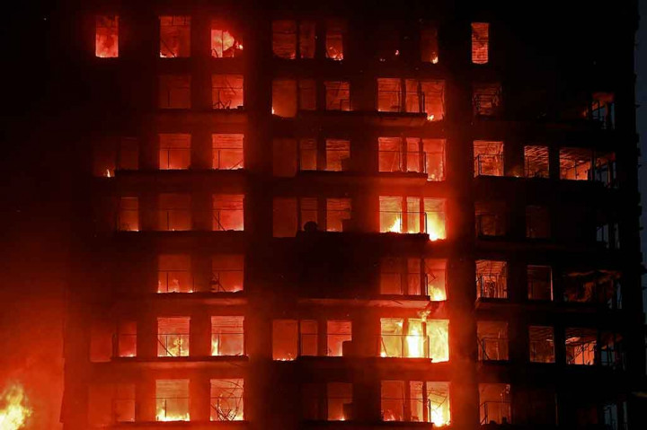 Televisi publik TVE Spanyol mengatakan ada lebih dari 130 apartemen di gedung 14 lantai yang dengan cepat hanya tinggal kerangka, sementara 22 tim pemadam kebakaran berusaha memadamkan api.