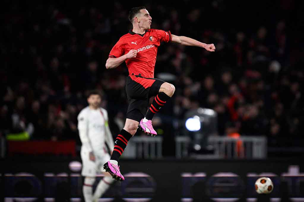 Rennes membuka skor pada menit ke-11, Santamaria membawa bola di luar kotak penalti dan mengirimkan kepada Benjamin Bourigeaud yang menendang ke sudut kiri bawah gawang Maignan. Rennes 1-0 Milan.