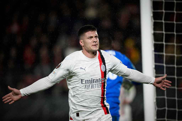Milan kemudian sukses mencetak gol balasan pada menit ke-22. Skema serangan dari sisi kiri, Theo mengirim umpan silang ke tiang jauh, disambut tembakan Luka Jovic dari jarak dekat dan membuahkan gol. Skor 1-1.