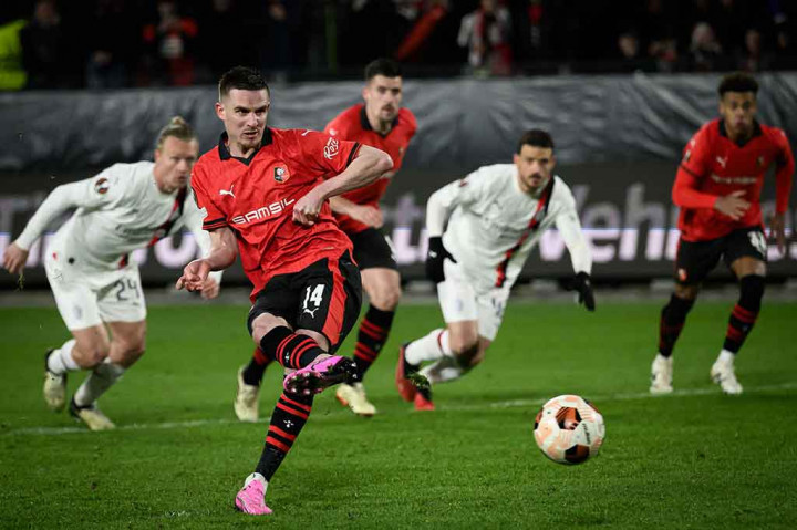 Pada menit ke-52, Rennes mendapatkan hadiah penalti untuk pelanggaran Kjaer. Bourigeaud maju sebagai algojo dan tembakannya menjebol gawang Maignan Rennes 2-1 Milan.