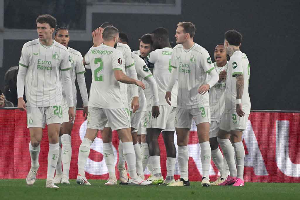 Santiago Gimenez membuat suporter tuan rumah terdiam pada menit ke-5. 1-0 untuk Feyenoord.