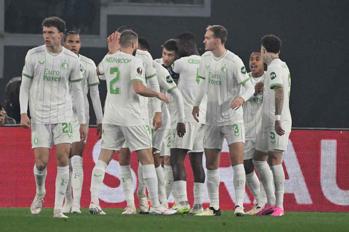 Santiago Gimenez membuat suporter tuan rumah terdiam pada menit ke-5. 1-0 untuk Feyenoord.