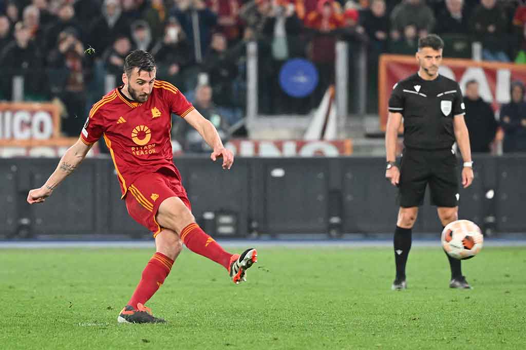 Lalu, laga berlangsung hingga adu penalti. Hasilnya, AS Roma menang 4-2 dan kunci tiket 16 besar dengan agregat 6-4.    