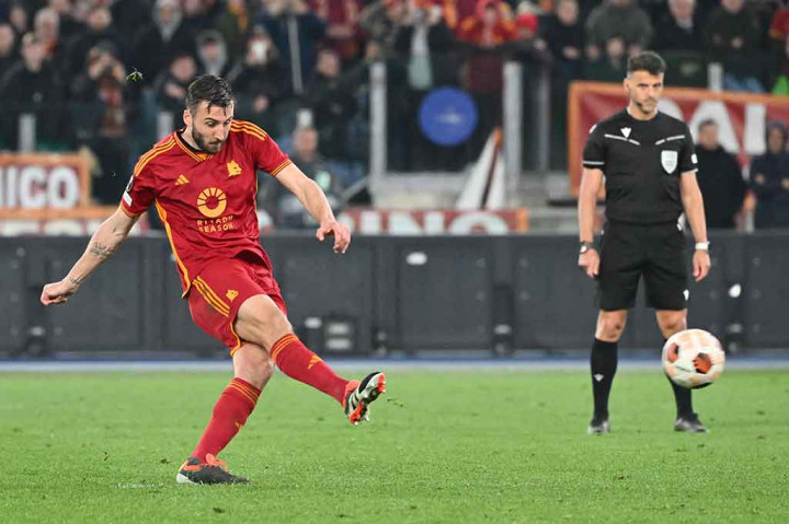 Lalu, laga berlangsung hingga adu penalti. Hasilnya, AS Roma menang 4-2 dan kunci tiket 16 besar dengan agregat 6-4.    