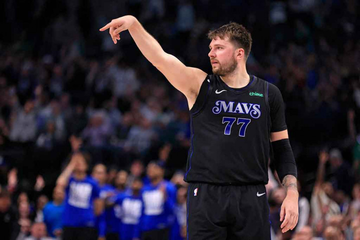 Luka Doncic mencetak 41 poin untuk membawa timnya Dallas Mavericks memetik kemenangan 123-113 sekaligus menyalip Phoenix Suns di klasemen NBA Wilayah Barat dalam laga yang berlangsung di American Airlines Center Dallas Texas, Jumat, 23 Februari 2024 WIB.