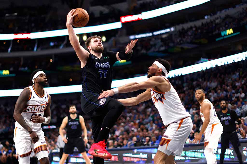 Doncic menyumbang 11 assist dan sembilan rebound, torehan yang sama dibuat oleh bintang Suns, Devin Booker. Booker mencetak poin tertinggi untuk Suns dengan 35 poin. Kevin Durant mencetak 23 poin.