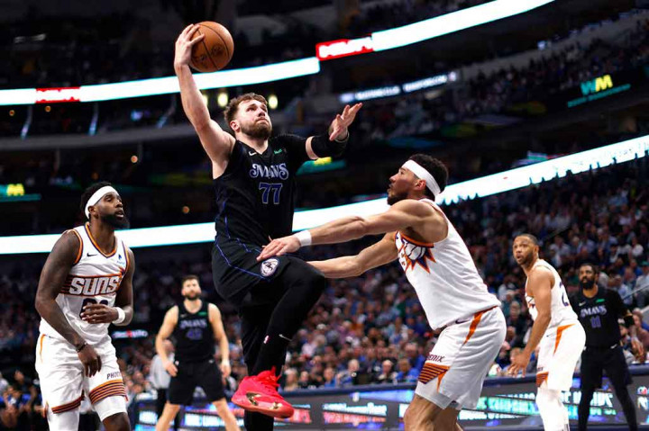 Doncic menyumbang 11 assist dan sembilan rebound, torehan yang sama dibuat oleh bintang Suns, Devin Booker. Booker mencetak poin tertinggi untuk Suns dengan 35 poin. Kevin Durant mencetak 23 poin.