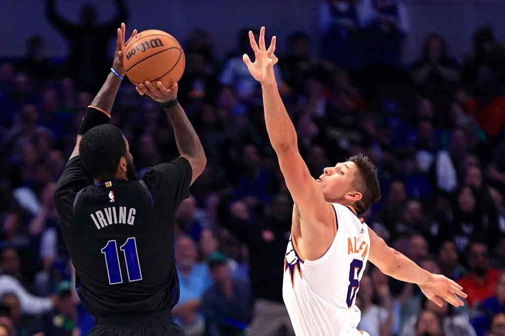 Kyrie Irving yang melewatkan dua pertemuan pertama melawan Suns mencetak 13 poin pada kuarter pertama dan mengakhiri gim dengan 29 poin untuk kemenangan Mavericks yang ketujuh secara beruntun. Irving dan Doncic menyumbang 33 poin lewat 11 tembakan tiga angka yang mereka ciptakan.