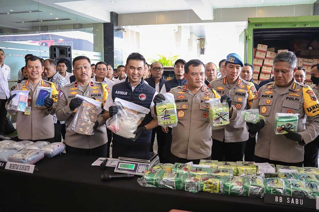 Direktorat Reserse Narkoba (Ditresnarkoba) Polda Jawa Tengah mengungkap kasus besar peredaran narkoba dengan menangkap empat tersangka berinisial TO, RW, PR dan GDA. Bersama mereka disita barang bukti berupa 52,08 kilogram sabu dan 35.050 buktir ekstasi.