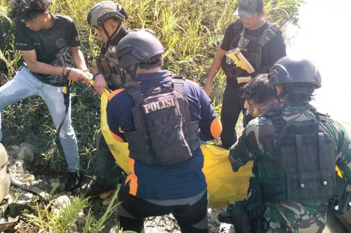 Aparat Gabungan TNI-Polri Satgas Damai Cartenz-2024 dan Satgas Yonif 7 Marinir Yahukimo berhasil melumpuhkan satu orang yang diduga anggota KKB serta mengamankan dua saksi di area Kali Brasa, Distrik Dekai, Kabupaten Yahukimo, Papua, Kamis 22 Februari 2024.