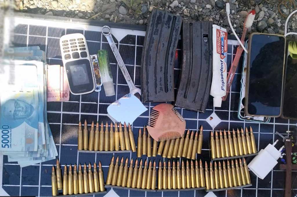 Lanjutnya, aparat gabungan TNI-Polri Ops Damai Cartenz dan Satgas Yonif 7 Marinir Yahukimo juga menyita barang bukti dari tangan kedua saksi berupa 74 butir amunisi Cal.5.56 dan dua buah magasen SS1, uang tunai berjumlah Rp3.050.000, satu solar cell, noken Bintang Kejora, 2 HP Oppo, satu HP Nokia, satu kunci inggris, dua kepala cas, dan satu kabel tipe C.