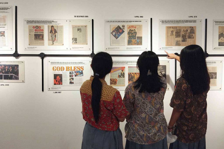 Pengunjung melihat instalasi wajah personil grup band God Bless pada 'Pameran Retrospektif God Bless 50th', di Galeri Nasional, Jakarta, Jumat, 23 Februari 2024.