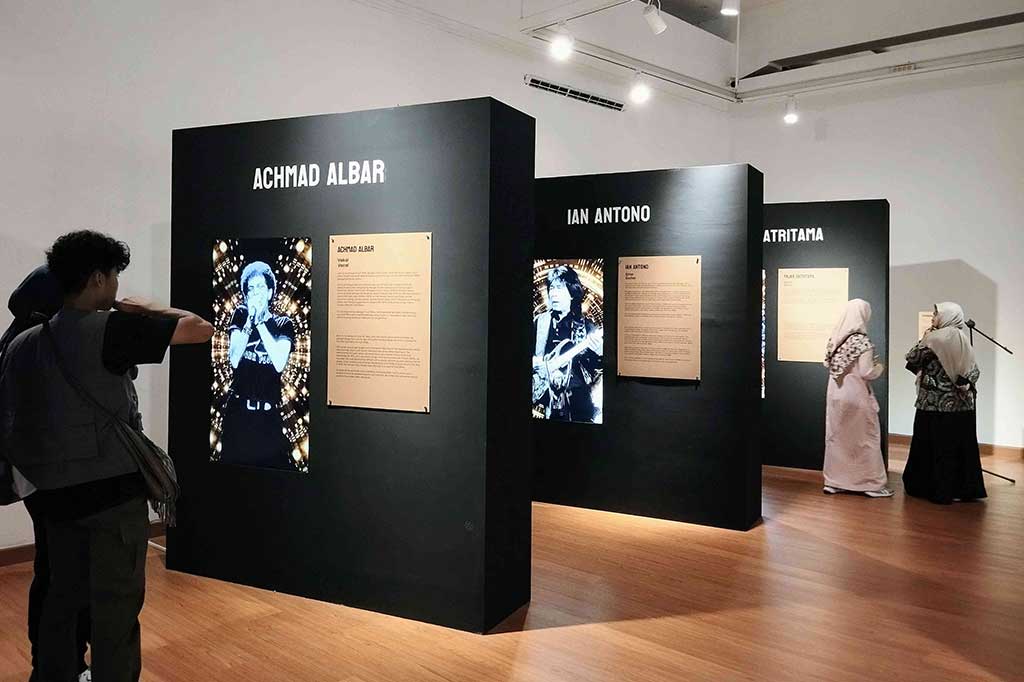 Koleksi karya, alat musik, hingga kostum grup band God Bless dipajang dalam Pameran Retrospektif God Bless 50th yang diselenggarakan Badan Layanan Umum Museum dan Cagar Budaya di Galeri Nasional Indonesia di Jakarta dari 17 Februari sampai 1 Maret 2024.