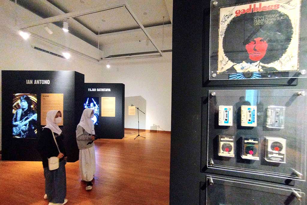 Pameran Retrospektif God Bless 50th menampilkan karya-karya lama hingga baru dari God Bless, termasuk di antaranya yang berbentuk kaset, cakram kompak, dan piringan hitam. Alat musik, peralatan rekaman, perlengkapan panggung, hingga kostum yang pernah dikenakan oleh anggota band dipajang di sana.