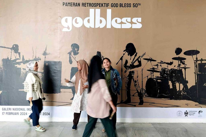 Pameran yang berlangsung di Gedung A Galeri Nasional Indonesia dari 17 Februari sampai 1 Maret 2024 mulai pukul 09.30 sampai 20.00 WIB juga menampilkan barang-barang koleksi yang menjadi bagian tak terpisahkan dari perjalanan God Bless.