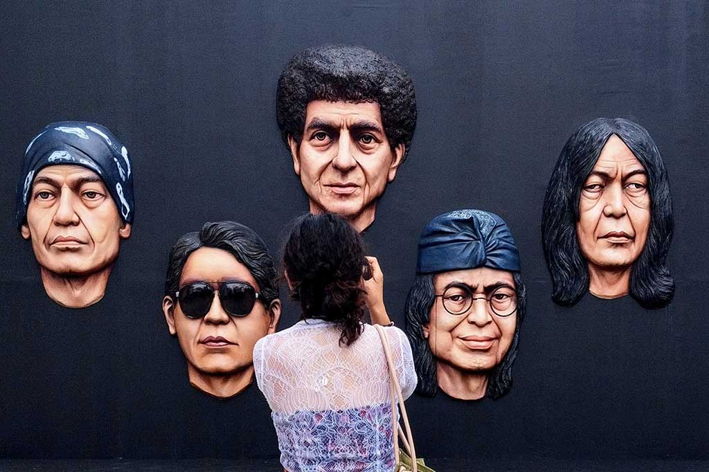 Melalui koleksi karya serta perlengkapan God Bless, pengunjung bisa menambah wawasan tentang evolusi dunia rekaman dan dunia panggung dalam lima dekade.