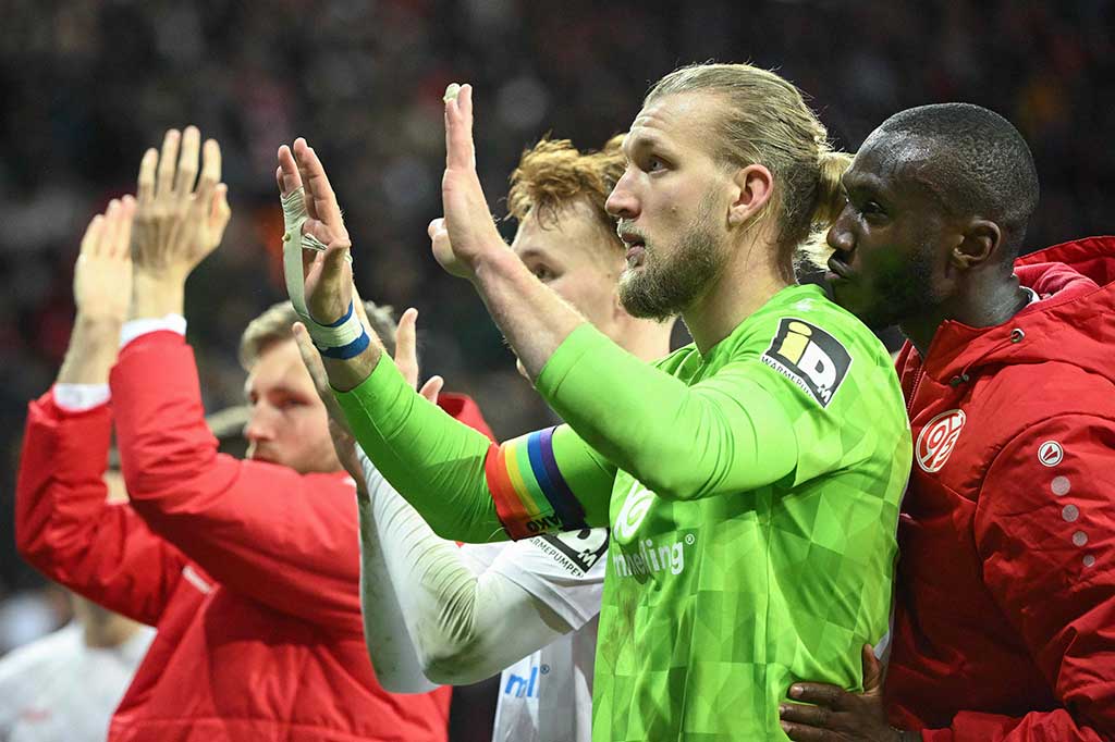 Bayer Leverkusen kembali melanjutkan tren positif mereka setelah menumbangkan Mainz dengan skor 2-1 dalam laga lanjutan Bundesliga pekan ke-23 di BayArena pada Sabtu, 24 Februari 2024 dini hari WIB.