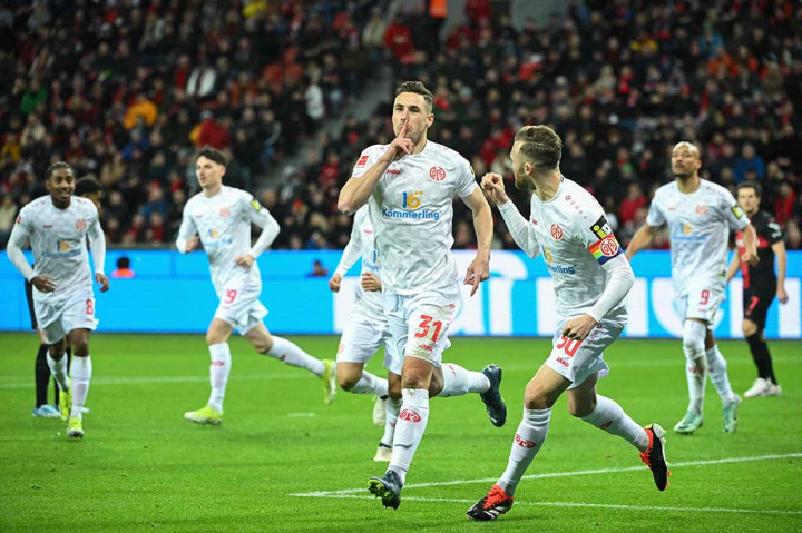 Keunggulan Leverkusen hanya bertahan tiga menit setelag Mainz menyamakan skor menjadi 1-1. Memanfaatkan skema tembakan bebas, Silvan Widmen melepas umpan tarik dengan sundulan dan bola langsung disambar dengan kepala Dominik Kohr.