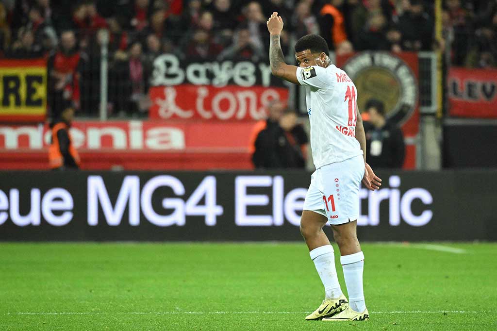 Tertinggal, Mainz justru harus bermain dengan 10 orang pada menit ke-81. Jessic Ngankam diganjar kartu merah langsung setelah melanggar keras Xhaka. Skor 2-1 bertahan sampai laga tuntas. 