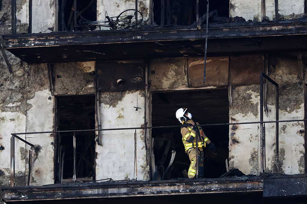 Hingga kini petugas pemadam kebakaran masih mencari korban-korban yang belum ditemukan. Pihak berwenang, yang menyatakan tiga hari berkabung, mengatakan tidak jelas apakah ada lebih banyak orang yang hilang. Dan mereka tidak memberikan indikasi langsung mengenai penyebabnya.