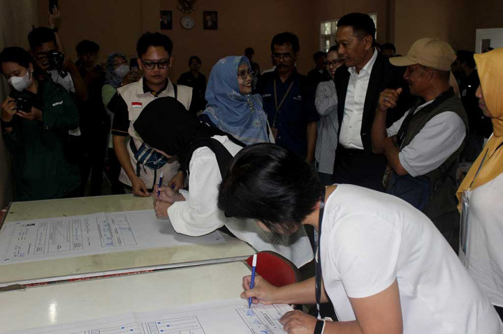 Petugas Pemilu menandatangani hasil penghitungan suara pemungutan suara ulang (PSU) di TPS 037 Kelurahan Mojolangu, Kecamatan Lowokwaru, Kota Malang, Jawa Timur, Sabtu, 24 Februari 2024.