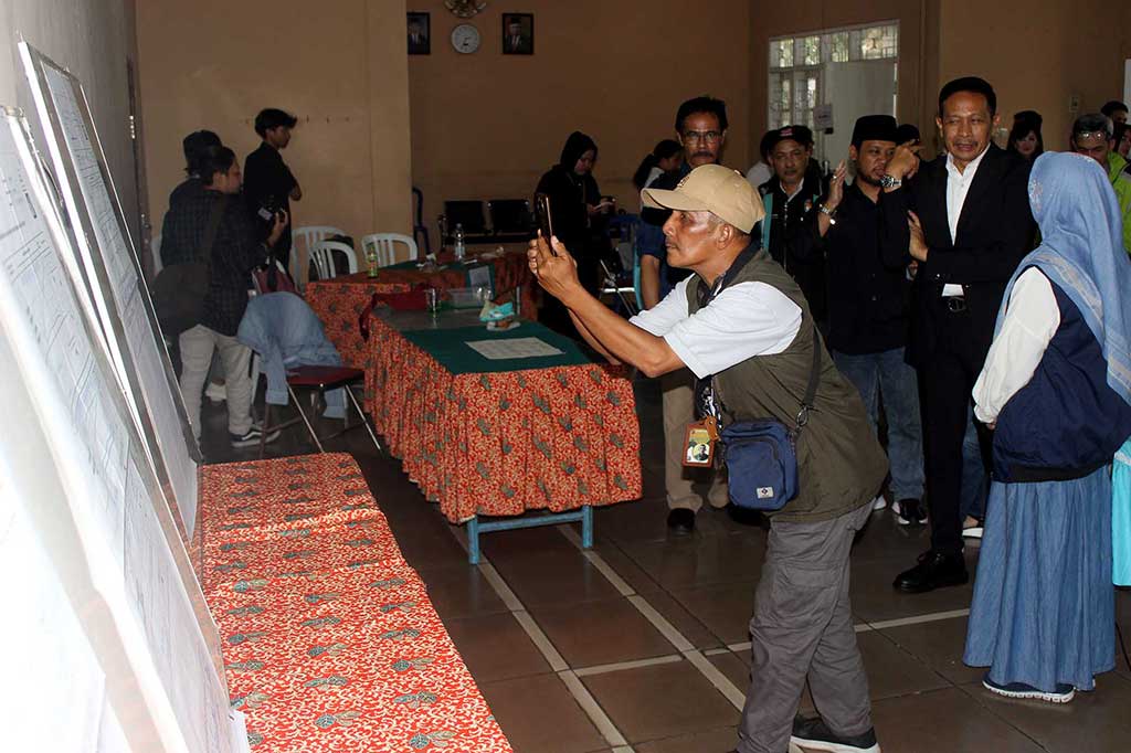 Pasangan calon (paslon) presiden dan calon wakil presiden nomor 2 Prabowo Subianto dan Gibran Rakabuming Raka meraih suara terbanyak dalam pemungutan suara ulang (PSU) di TPS 037 Kelurahan Mojolangu, Kecamatan Lowokwaru, Kota Malang, Jawa Timur, Sabtu, 24 Februari 2024.