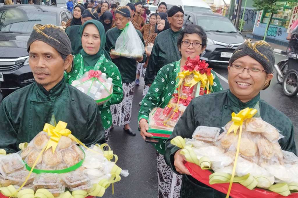 Warga Kelurahan Suryatmajan, Yogyakarta melaksanakan upacara Memetri Budaya Adat Widi Widono Ruwah Ageng (budaya Apeman dan Ruwahan), Sabtu, 24 Februari 2024 sore. Acara ini dilaksanakan dalam rangka menyambut Bulan Suci Ramadan 1442 H. 