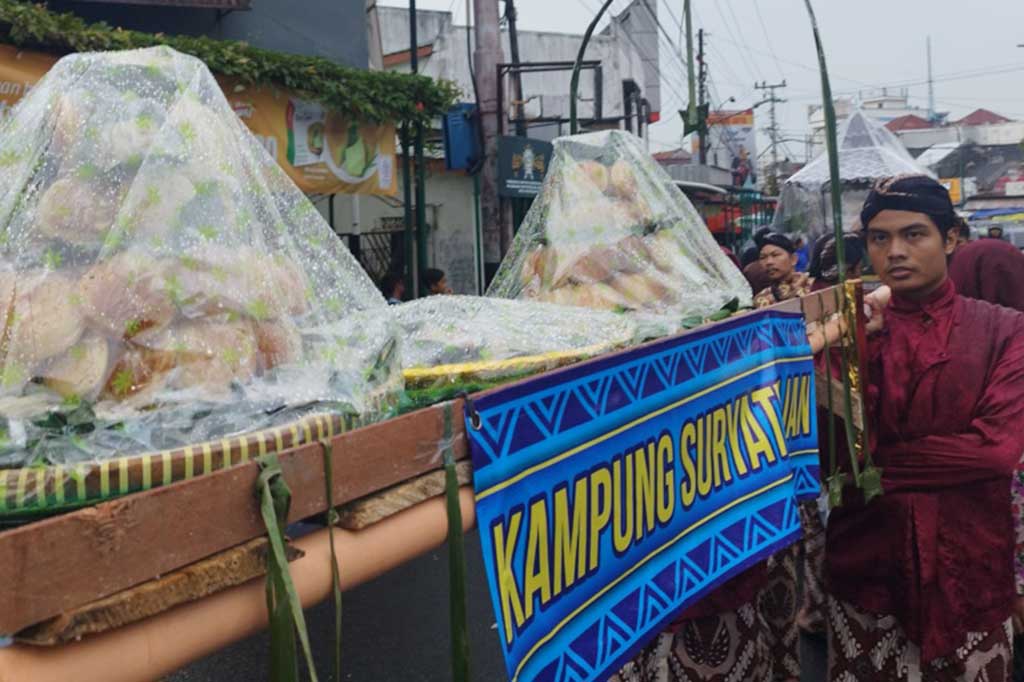 Lurah Suryatmajan, Weda Satriya mengatakan, masyarakat bersama-sama menyambut acara tahunan ini dengan membuat sajian apem, kolak, dan ketan serta ulu bekti yang berisi potensi masing-masing wilayah yang diserahkan ke pihak Kelurahan Suryatmajan.