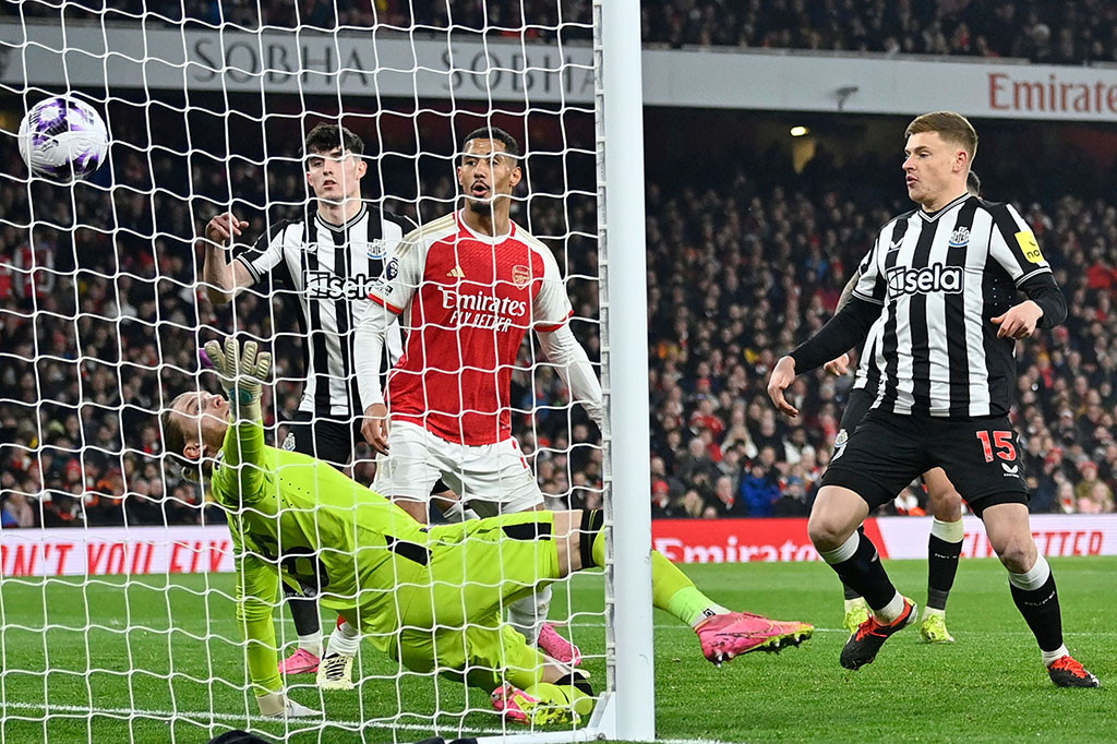 Empat menit berselang, Arsenal menambah gol lagi lewat Jakub Kiwior. Kiwior berhasil menanduk umpan sepak pojok Declan Rice untuk menggetarkan gawang Newcastle.