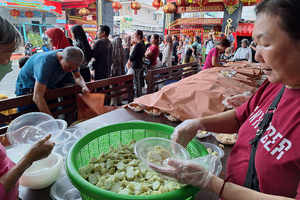 Puluhan warga menonton sembari menikmati sepiring lontong opor Cap Go Meh tepat di tanggal 15 Imlek 2575. Pesta rakyat Cap Go Meh, menurut Ketua Klenteng Hok Tek Bio Purwokerto, Suryana, merupakan acara puncak untuk menutup rangkaian perayaan menyambut Tahun Baru Imlek 2575.