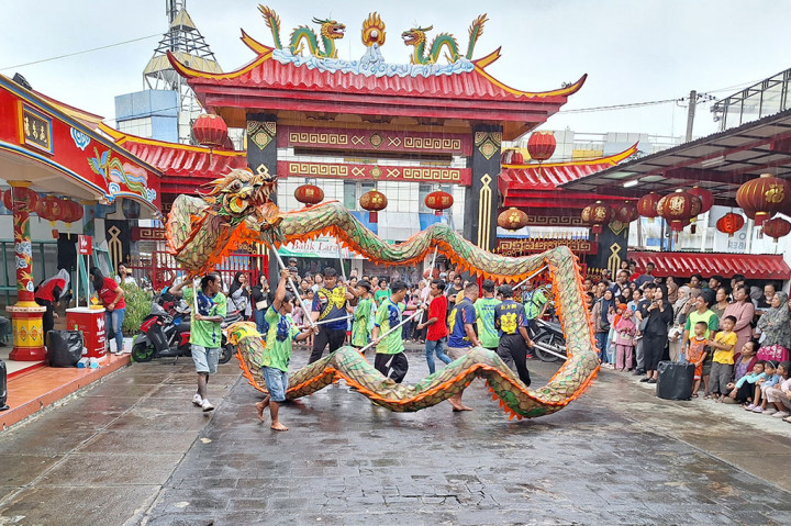 Ketika hujan makin deras, ptarian liong berhenti sejenak. Semua penabuh berteduh ke pinggir, dan pemain liong masuk ke dalam klenteng. Namun ketika hujan mereda, acara dilanjutkan lagi dengan pertunjukan barongsai Singa Timur di bawah naungan Klenteng Hok Tek Bio Purwokerto.