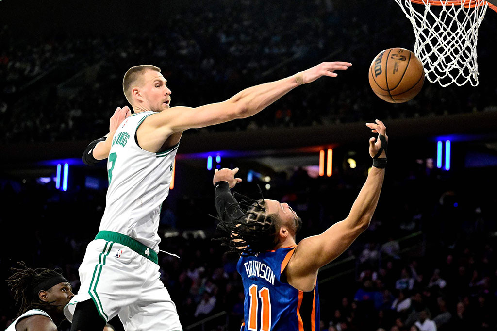 Porzingis, yang memulai karir NBA-nya bersama Knicks pada tahun 2015, memasukkan dua lemparan tiga angka dan Brown mencetak lima poin saat memimpin Boston dengan skor 17-5 pada kuarter ketiga yang memberi Celtics keunggulan terbesar mereka pada titik tersebut pada kedudukan 84-71. memimpin 97-84 setelah tiga kuarter. Celtics melakukan 68% tembakan mereka dari lantai memasuki kuarter keempat.