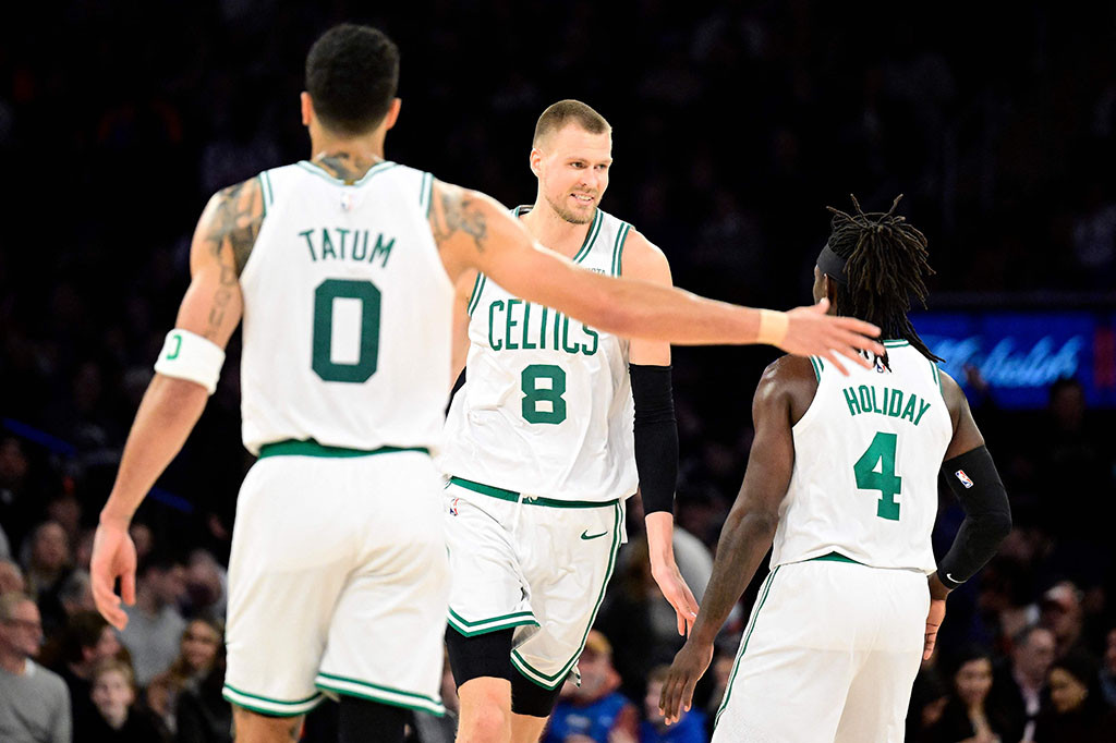 Jaylen Brown mencetak 30 poin dan Kristaps Porzingis menambahkan 22 poin saat Boston Celtics memperpanjang kemenangan beruntun NBA mereka menjadi delapan pertandingan pada hari Sabtu, 24 Februari 2024 dengan mengalahkan New York Knicks 116-102.