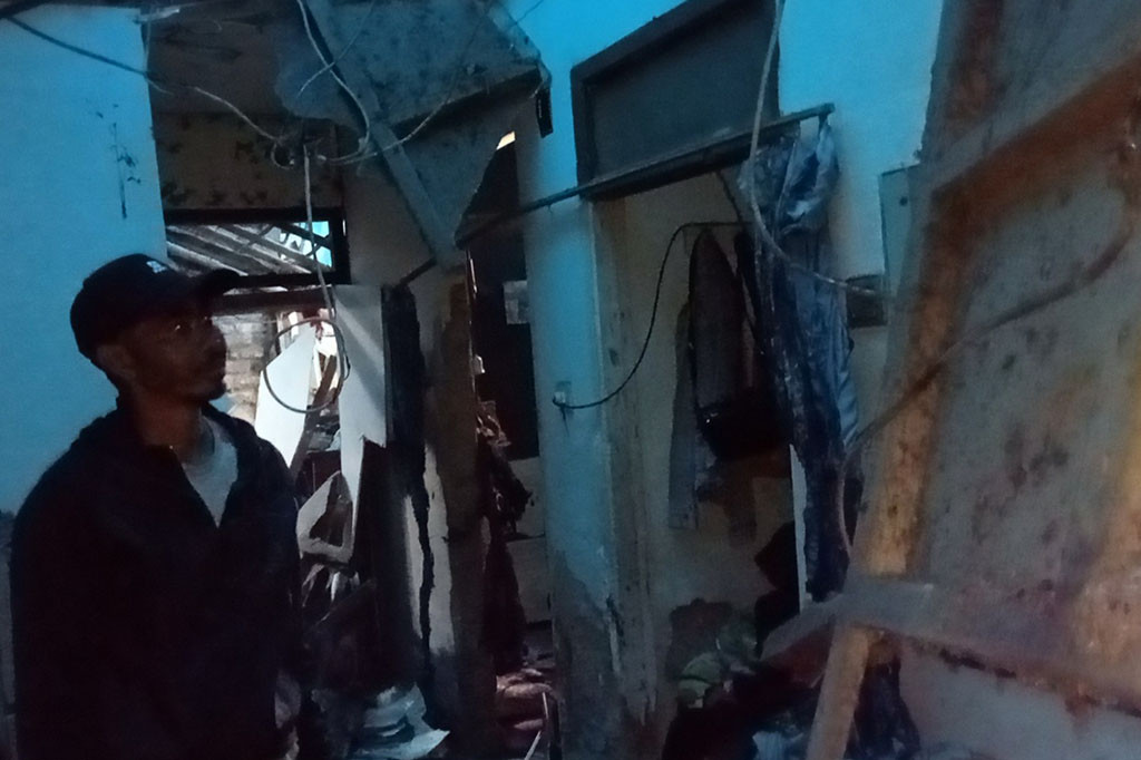 Akibat kejadian tersebut, nyaris seluruh bagian dan perabotan dalam rumah hancur. Selain itu, pemilik rumah bernama Tedi beserta istri dan keluarganya dilarikan ke rumah sakit karena menderita luka bakar.