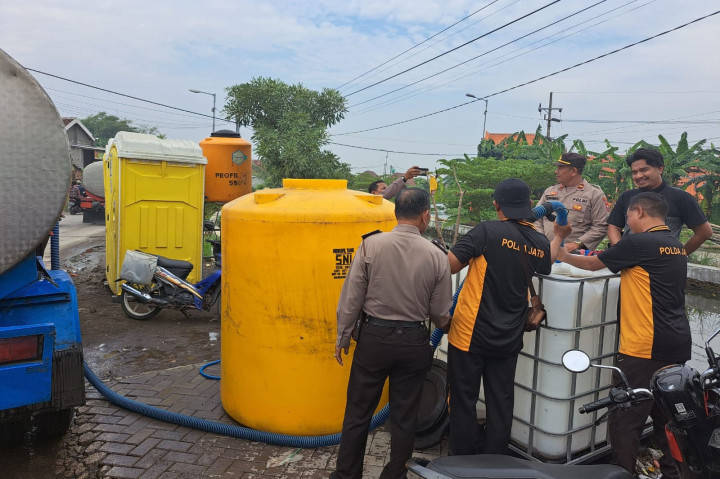 Polsek Tanggulangin memberikan bantuan air bersih kepada warga terdampak banjir di Desa Banjarasri, Tanggulangin, Sidoarjo.