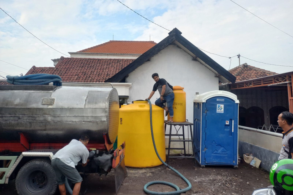 Bantuan air bersih sebanyak 15.300 liter itu diserahkan Kapolsek Tanggulangin Kompol IGP Atma Giri kepada warga, Minggu, 25 Februari 2024. Bantuan air bersih itu diharapkan dapat membantu kebutuhan warga korban banjir.