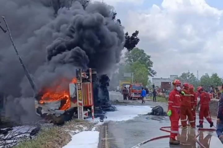 Sebuah mobil pengangkut BBM milik Pertamina terbakar di Kota Dumai, Riau, Minggu, 25 Februari 2024. Tiga unit mobil pemadam kebakaran dikerahkan ke lokasi untuk memadamkan api.