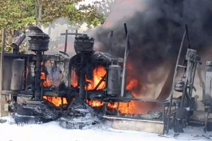 Mobil pengangkut BBM terbakar di Jalan Gatot Subroto, Kilometer 11, Kota Dumai. Kepulan asap tebal membumbung ke udara hingga terlihat dari jarak satu kilometer.