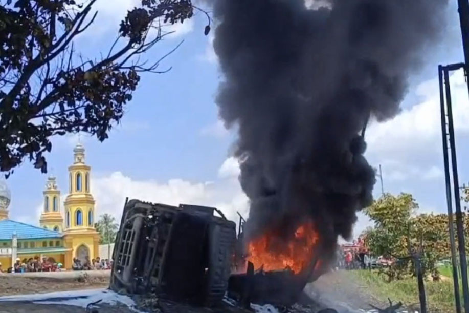 Menurut warga, sebelumnya mobil tangki BBM terbalik menghindari truk pengangkut CPO yang berlawanan arah. Mobil pengangkut BBM jenis pertalite ini langsung terbakar di pinggir jalan.