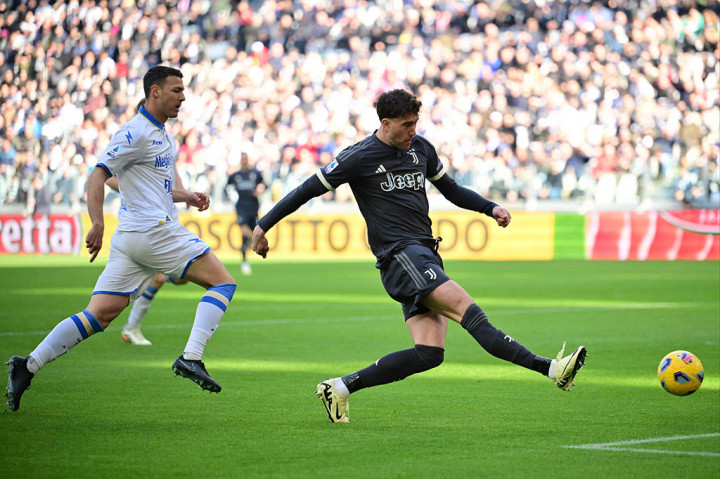 Juve memecah kebuntuan lebih dulu ketika laga memasuki menit ketiga. Dusan Vlahovic berhasil menggetarkan gawang Frosinone memanfaatkan umpan Weston McKennie.