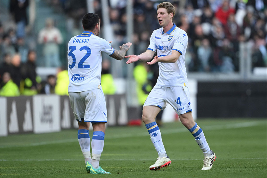 Frosinone bahkan sempat berbalik unggul pada menit ke-27. Marco Brescianini menguasai umpan Abdou Harroui dan melepaskan tembakan keras yang menghujam gawang Wojciech Szczesny.