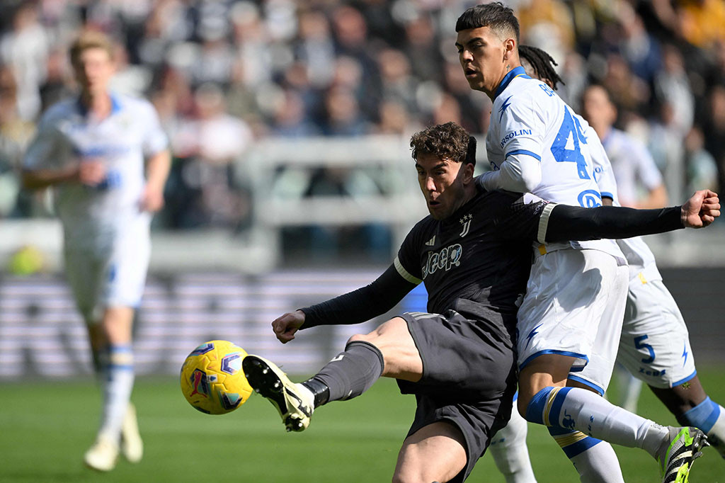 Tak mau dipermalukan di depan pendukungnya sendiri, Juve semakin gencar menekan Frosinone. Hasilnya, tuan rumah mampu membuat kedudukan seimbang lewat gol kedua Vlahovic memanfaatkan umpan McKennie.