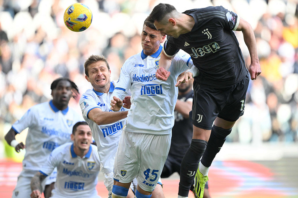 Juventus harus bersusah payah meraih tiga angka ketika menjamu Frosinone dalam lanjutan Serie A yang digelar Minggu, 25 Februari 2024. Juve menang tipis 3-2 atas Frosinone.